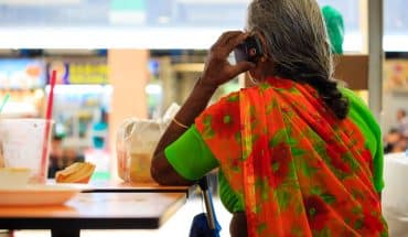 hindoe hindostaanse oma vrouw bellen telefoon | GFC