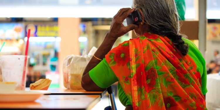 hindoe hindostaanse oma vrouw bellen telefoon