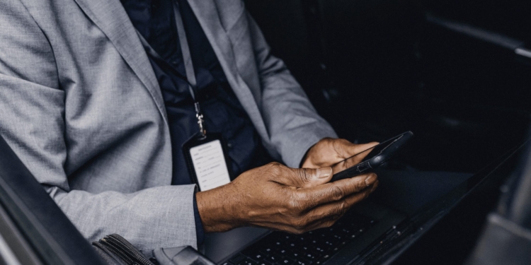 man telefoon auto zaken bellen