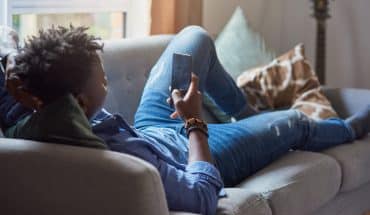 man telefoon dutje siesta liggen bank thuis | GFC