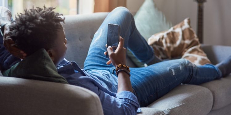 man telefoon dutje siesta liggen bank thuis