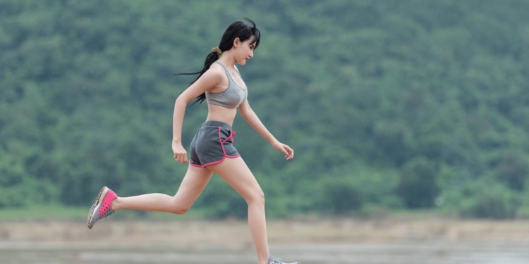 rennen sporten joggen hardlopen vrouw