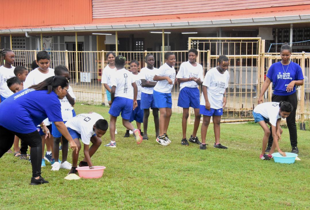 Shaq.Sr speciale gast bij sportdag kinderen met beperking