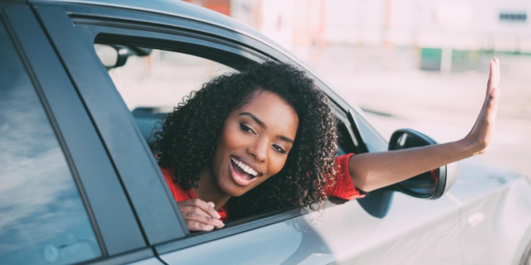 vrouw auto