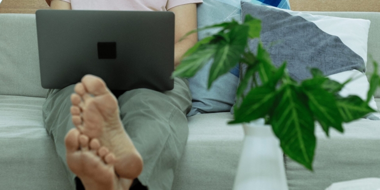 vrouw oud computer woonkamer voet