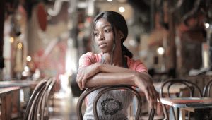 vrouw werken horeca restaurant bediende | GFC