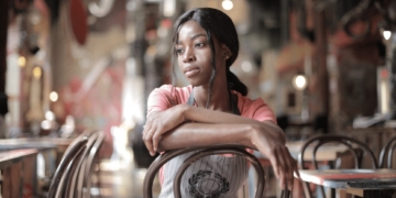 vrouw werken horeca restaurant bediende