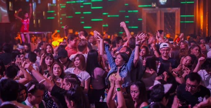 Een trouwe man of vrouw gaat niet zonder eigen partner naar clubs