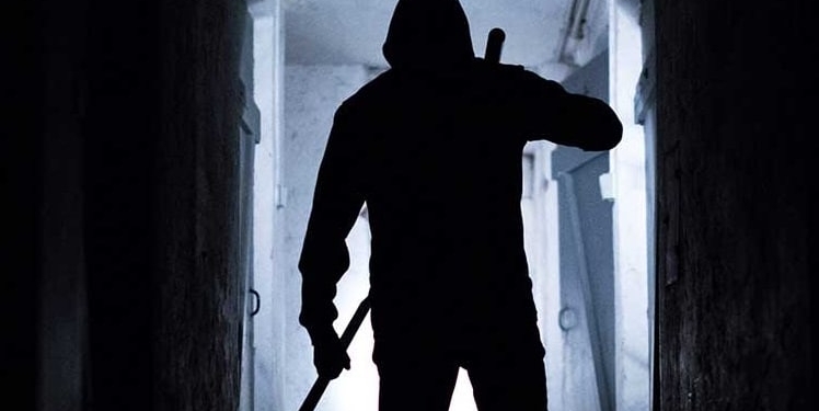 Man in woning beroofd drie verdachten aangehouden