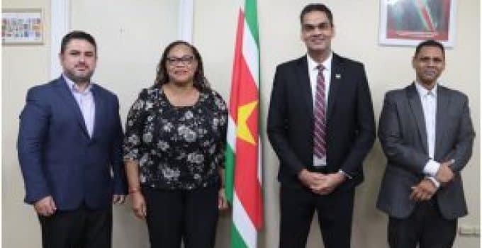 PAHO/WHO-vertegenwoordiger in Suriname op bezoek bij minister Ramadhin