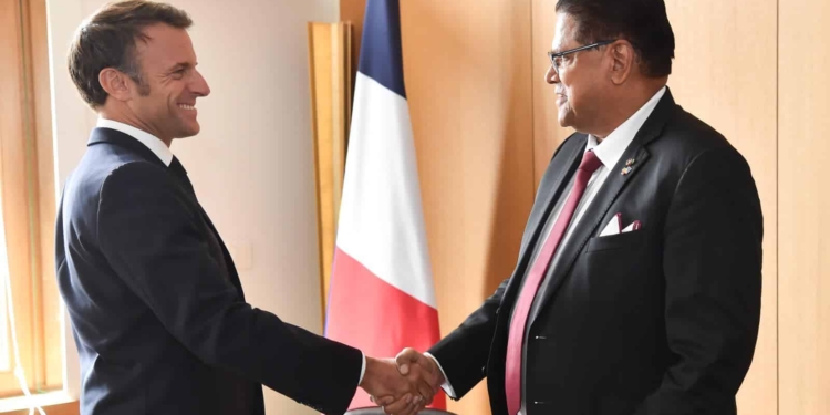 Vaste verbinding tussen Suriname en Frans Guyana cruciaal voor ontwikkeling chan en macron