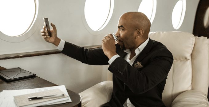 first business class vliegtuig privejet zakenman business 