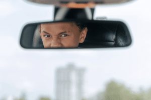 jongen auto spiegel