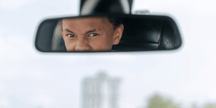 jongen auto spiegel