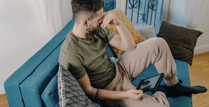 man eenzaam huilen verdrietig depressief
