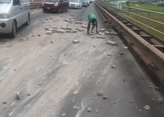 stenen gevallen op brug