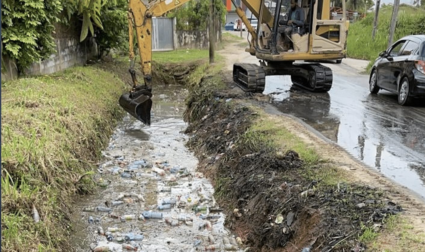 vervuiling suriname goot trens petflessen