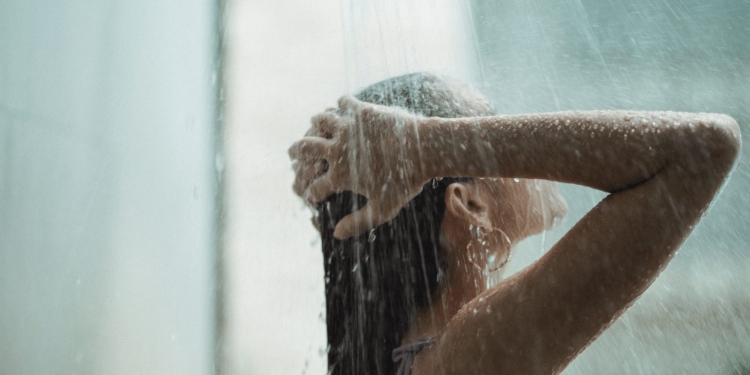 vrouw douchen badkamer haar wassen