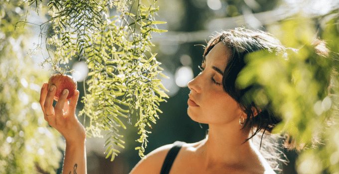 vrouw fruit eten boom