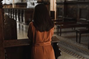 vrouw kerk bidden 