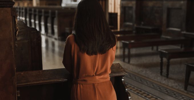 vrouw kerk bidden 