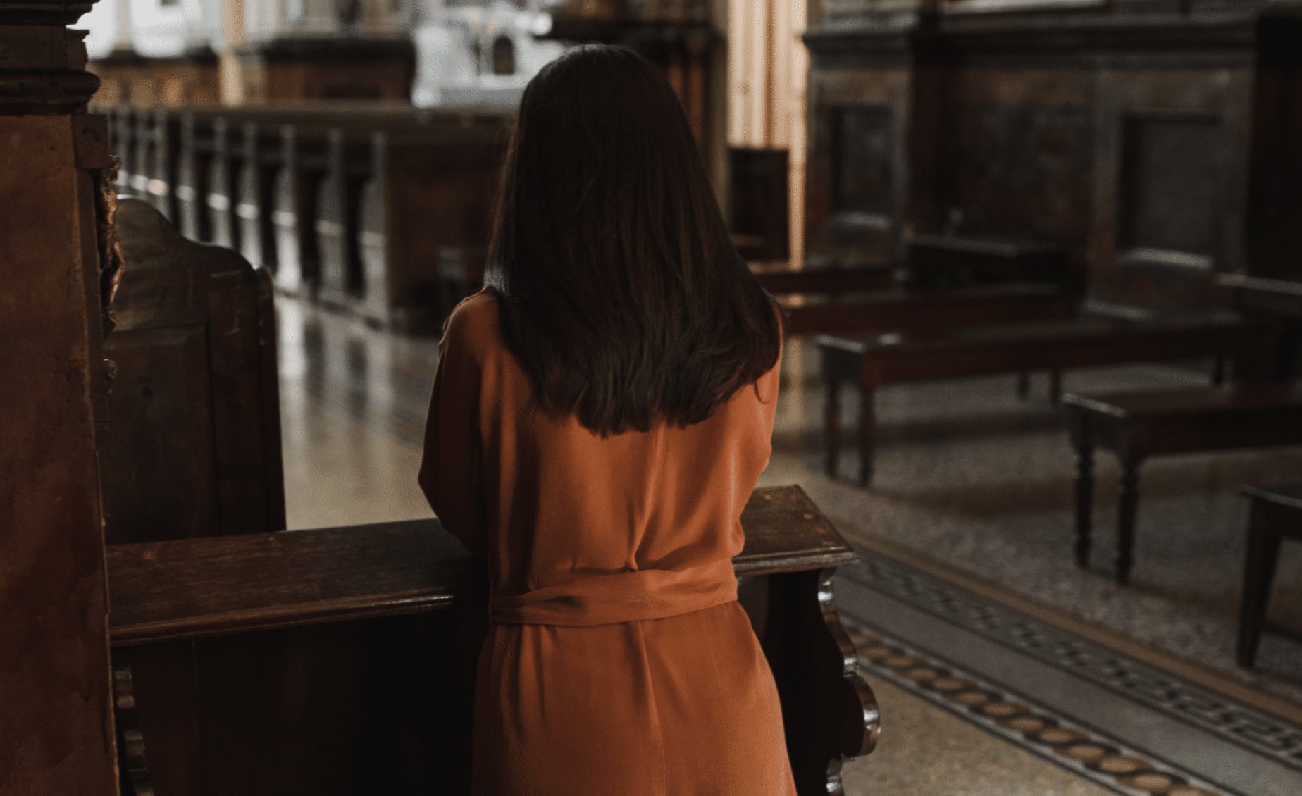 vrouw kerk bidden 