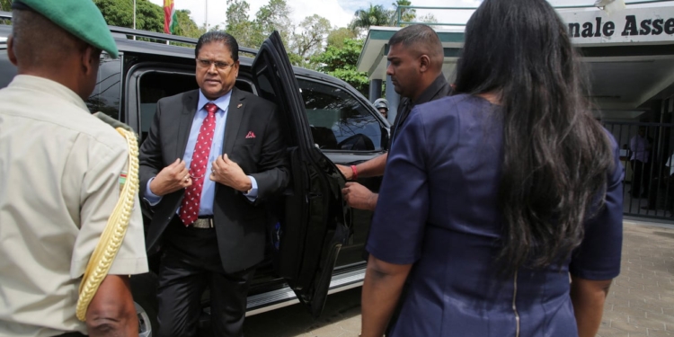 de surinaamse president santokhi kan nu alle steun gebruiken van het imf en van nederland