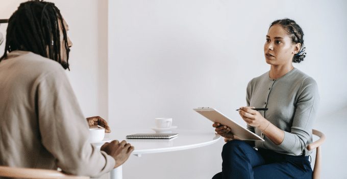 gesprek afspraak bespreking man vrouw kantoor 