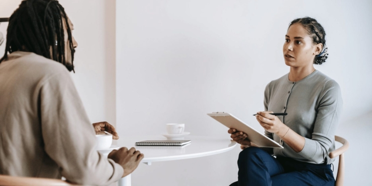 gesprek afspraak bespreking man vrouw kantoor