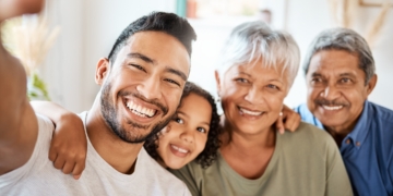 gezin ouders familie zoon thuis wonen