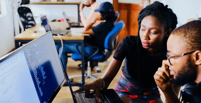 Hard en eerlijk werken in Suriname zorgt vaak niet voor welvaart, zegt analist uit Nederland