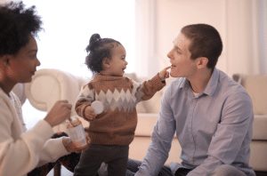 kind familie gemengd interraciaal kus zoen | GFC