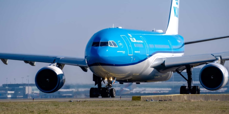 klm airbus a330 schiphol airport