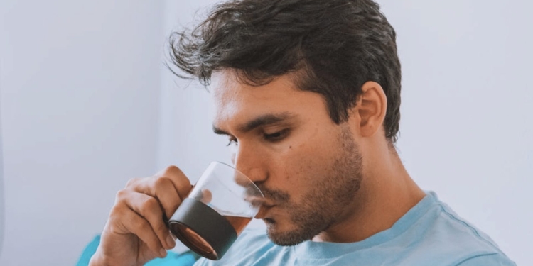 man drinken koffie