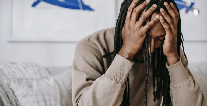 man stress bang angst depressief huilen