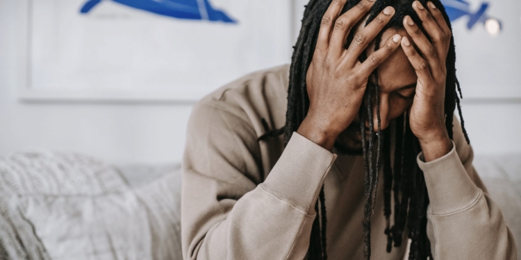 man stress bang angst depressief huilen