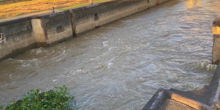sluis opengegooid