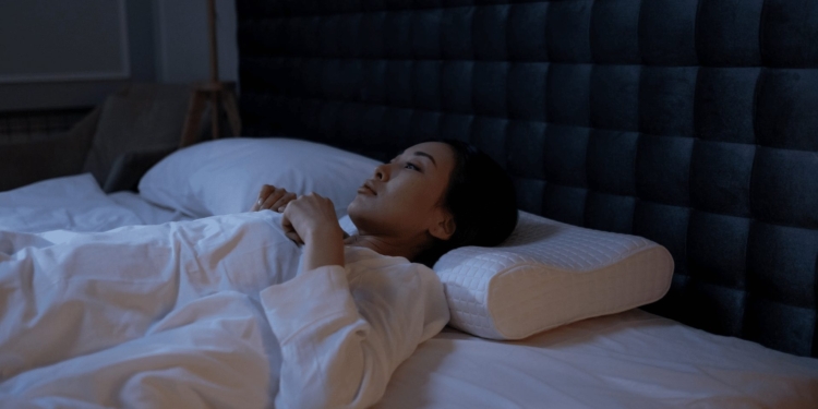 vrouw bed slapen