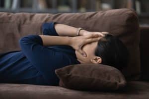 vrouw dame depressief ongelukkig huilen liggen slapen eenzaam verdriet