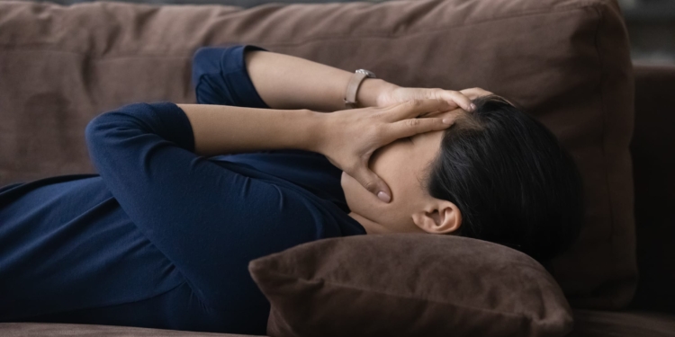 vrouw dame depressief ongelukkig huilen liggen slapen eenzaam verdriet