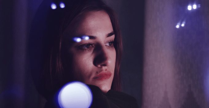 vrouw dame eenzaam verdriet depressief tranen huilen