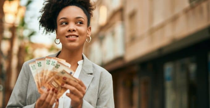 vrouw dame euro biljetten