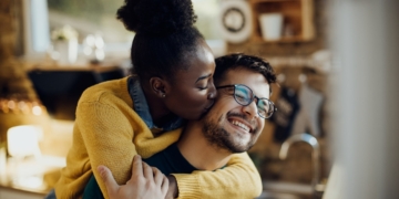 vrouw man zwart wit blank interraciaal koppel relatie