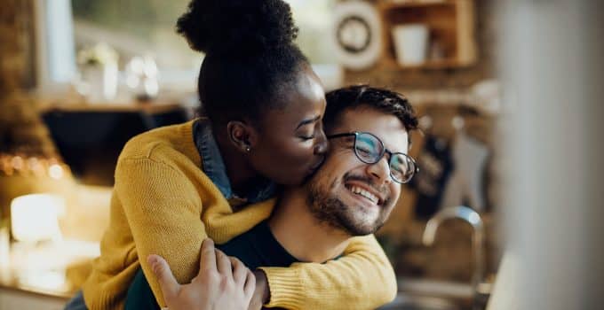 vrouw man zwart wit blank interraciaal koppel relatie