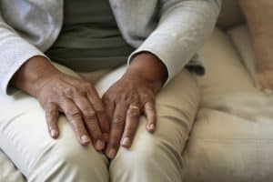vrouw oud oma grootmoeder senior handen eenzaam verdriet