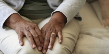 vrouw oud oma grootmoeder senior handen eenzaam verdriet