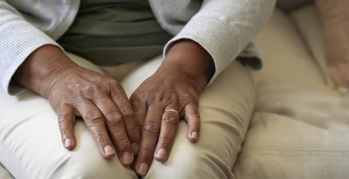 vrouw oud oma grootmoeder senior handen eenzaam verdriet 