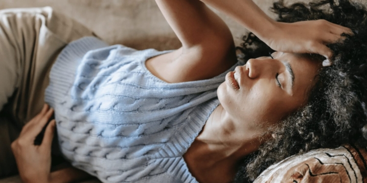 vrouw ziek buikpijn liggen hoofdpijn