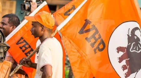 Een man met de VHP vlag in Munder. Foto Kishan Ramsukul 470x260 1