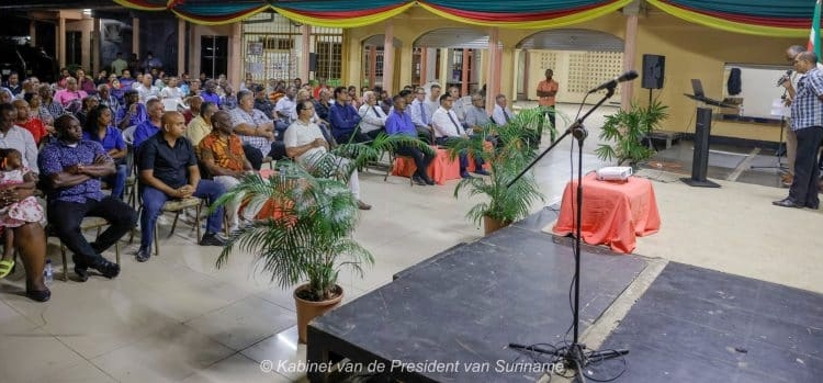 RR leden Lelydorp leggen problemen op bord president